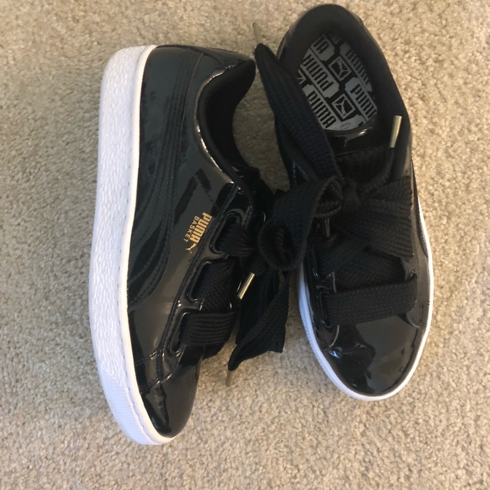 Shiny black puma sneakers with ribbon ties